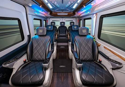 Khách hàng Cho Thuê Xe Limousine 10 chỗ đi du lịch Miền Tây