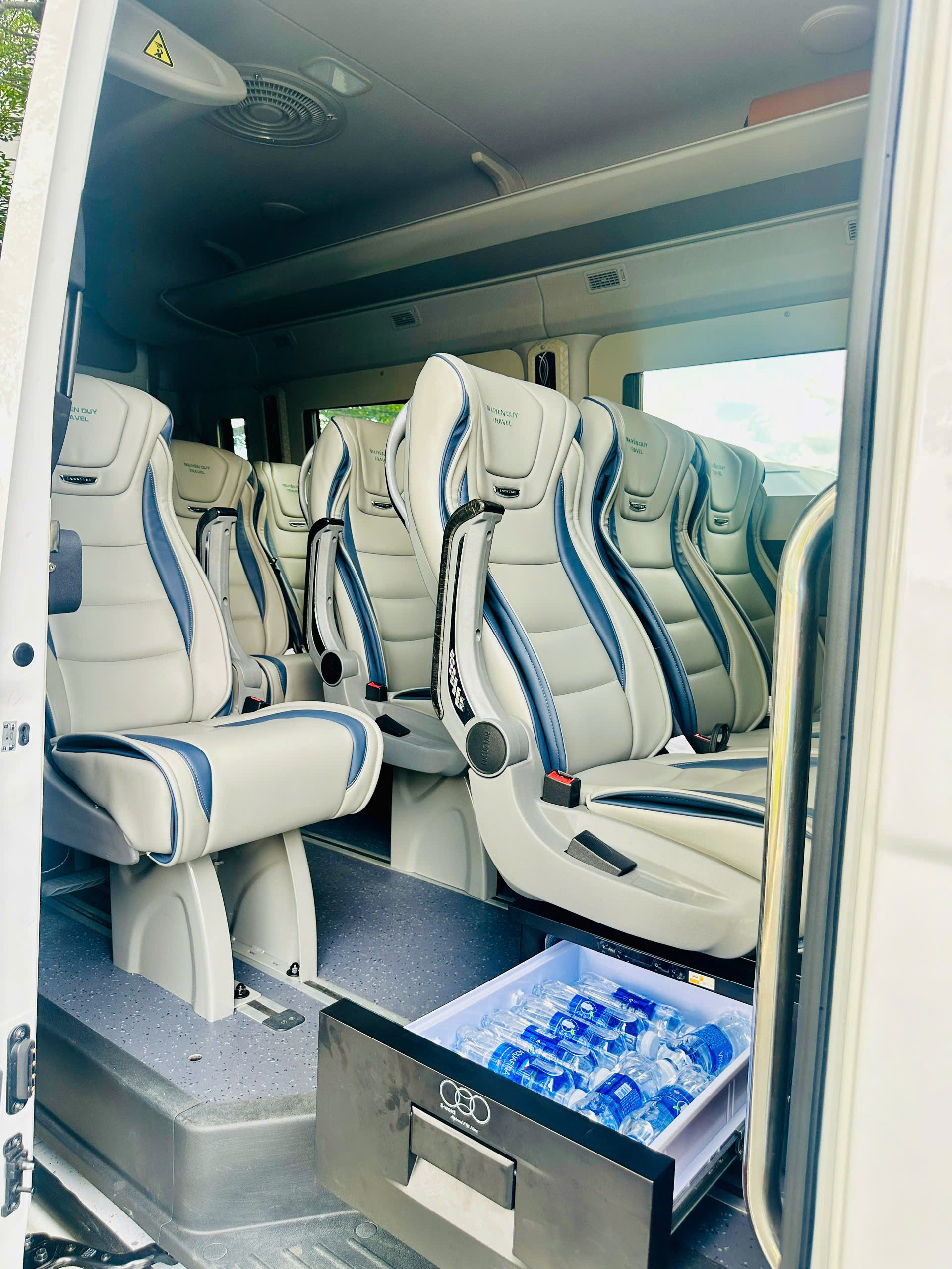 Xe 16 chỗ Ford