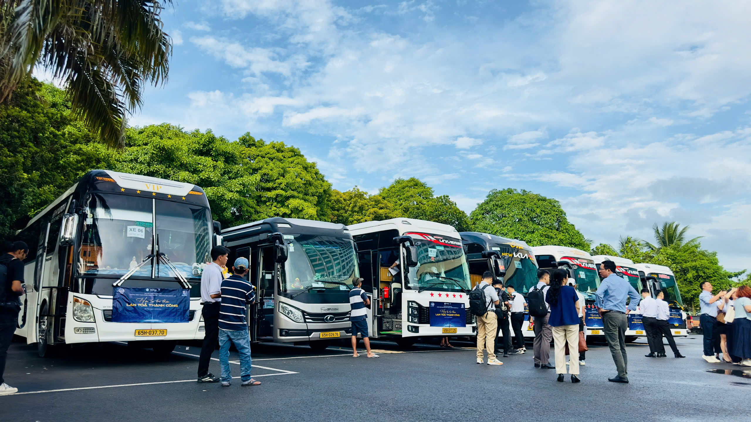 Xe 29 chỗ phục vụ đoàn khách du lịch tại Cần Thơ và miền Tây